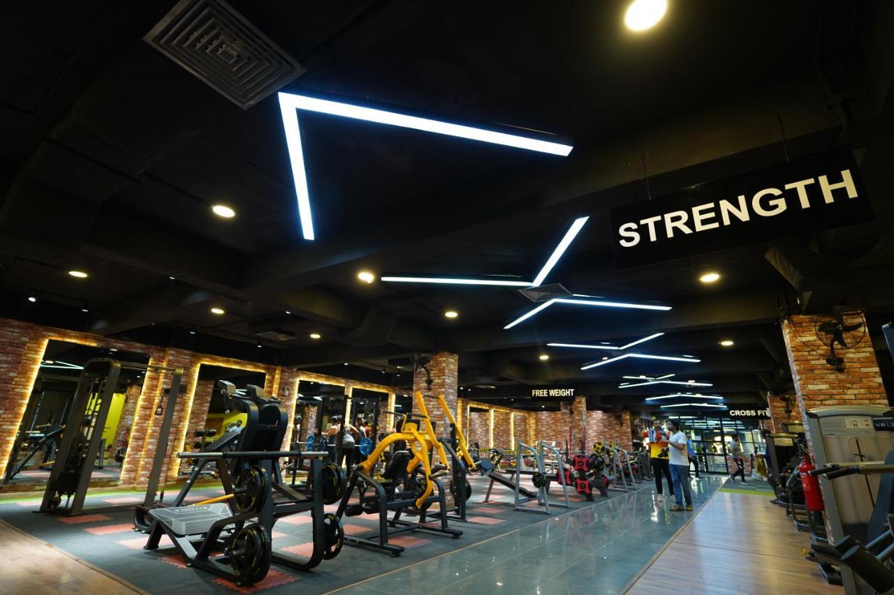 Oxygym Club Hotel & Suites Файсалабад Екстериор снимка
