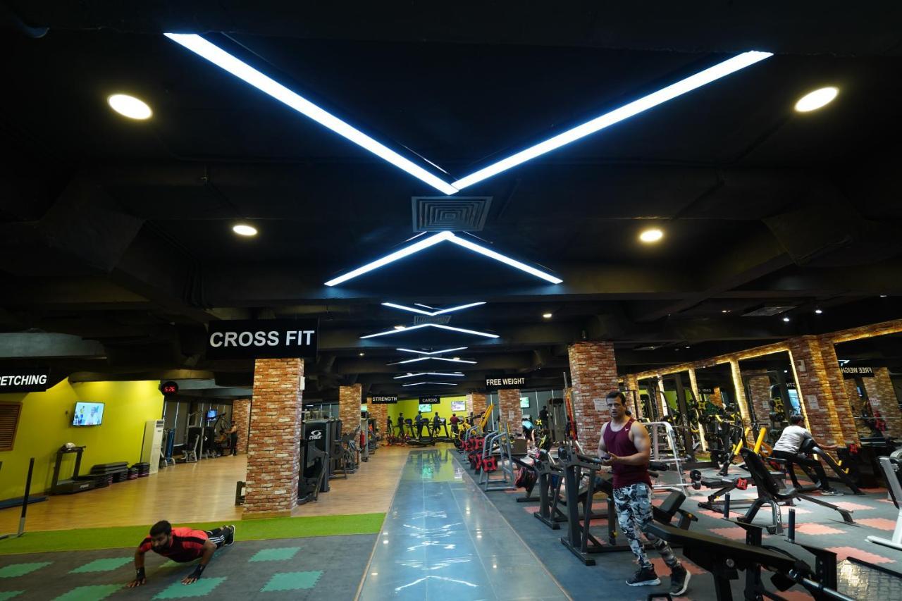 Oxygym Club Hotel & Suites Файсалабад Екстериор снимка