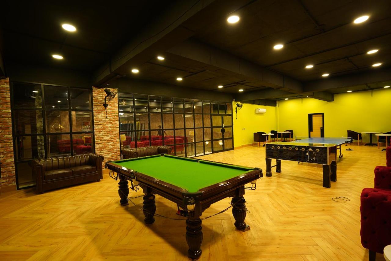Oxygym Club Hotel & Suites Файсалабад Екстериор снимка