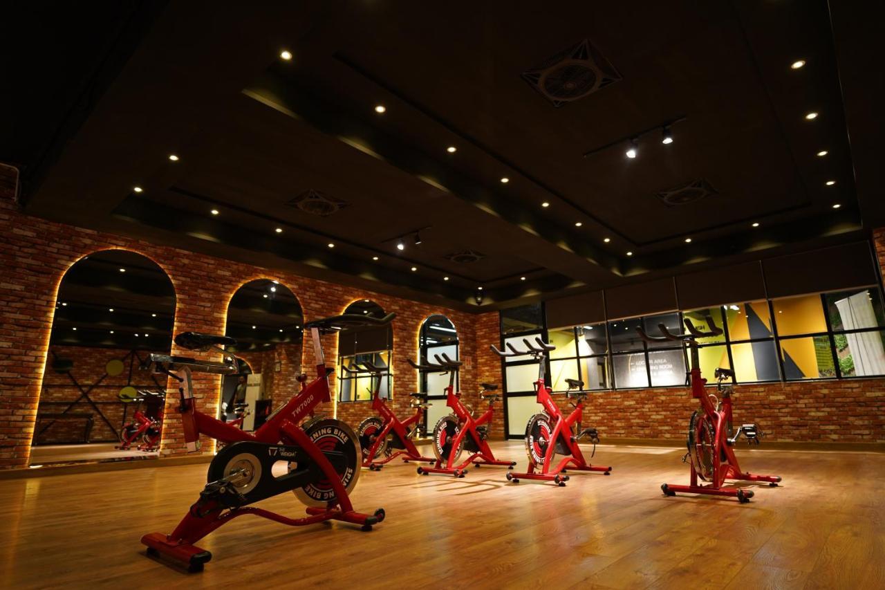 Oxygym Club Hotel & Suites Файсалабад Екстериор снимка