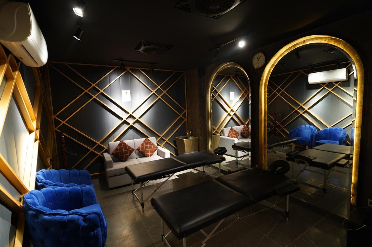 Oxygym Club Hotel & Suites Файсалабад Екстериор снимка