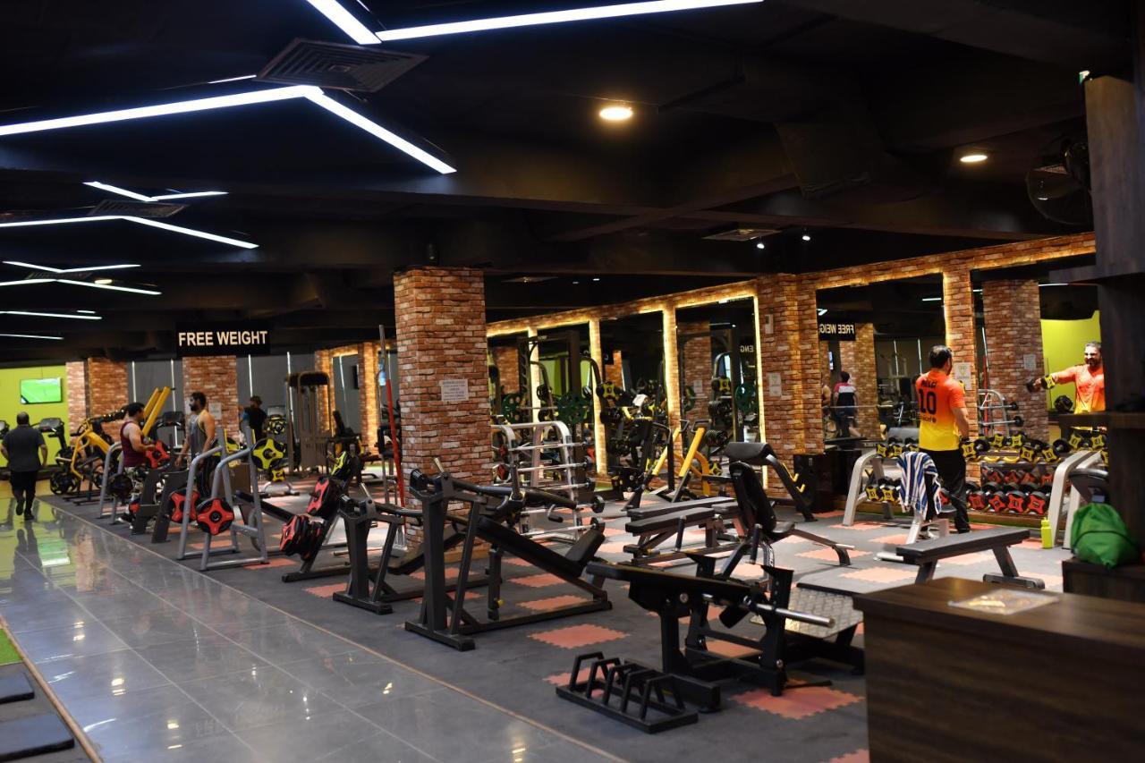 Oxygym Club Hotel & Suites Файсалабад Екстериор снимка