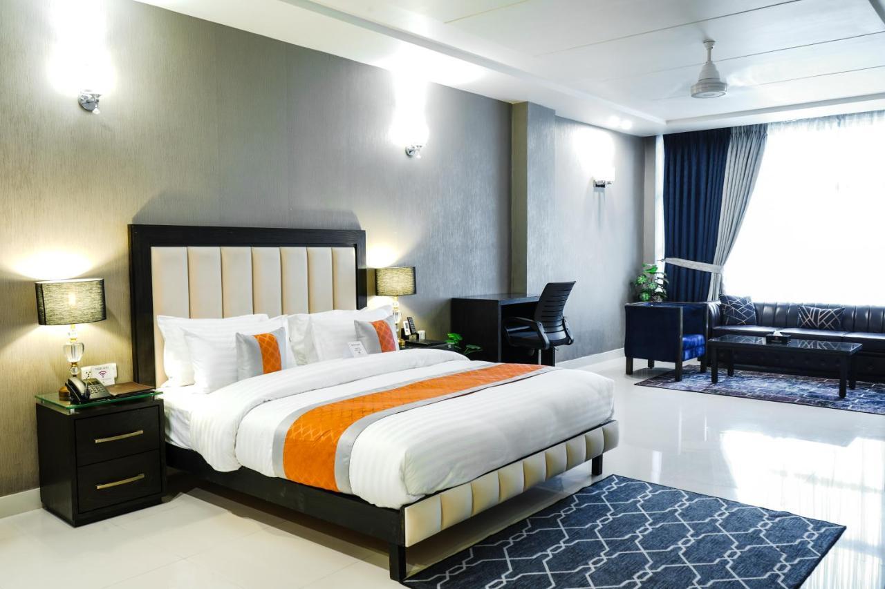 Oxygym Club Hotel & Suites Файсалабад Екстериор снимка