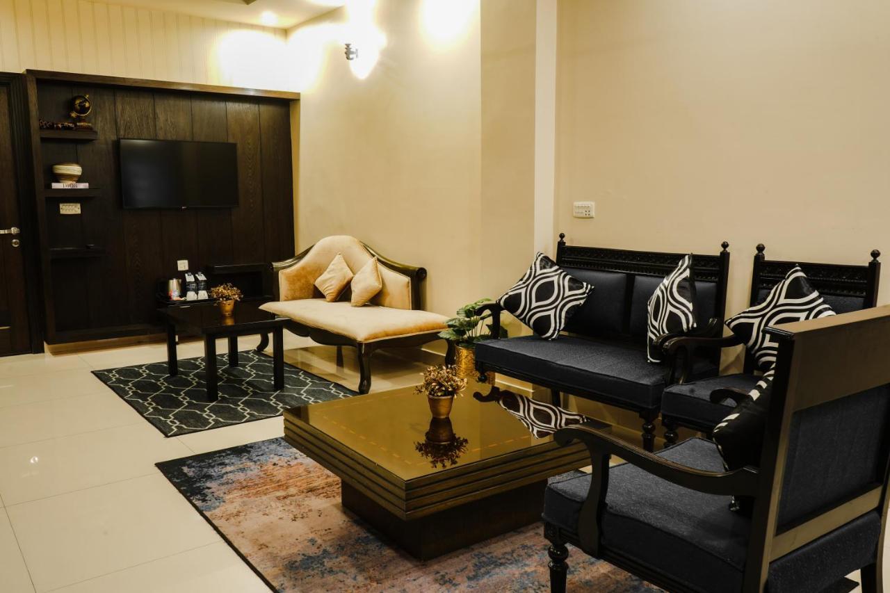 Oxygym Club Hotel & Suites Файсалабад Екстериор снимка