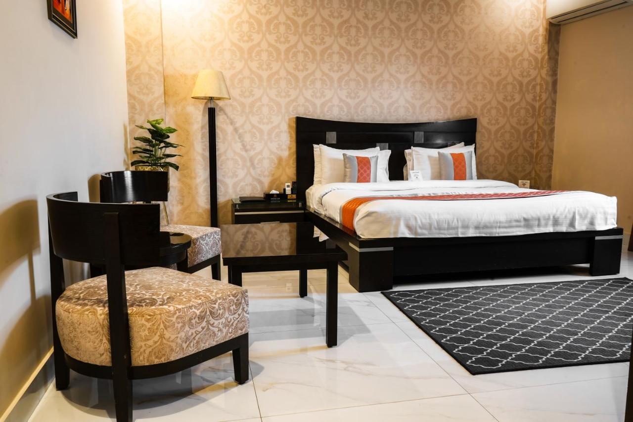 Oxygym Club Hotel & Suites Файсалабад Екстериор снимка