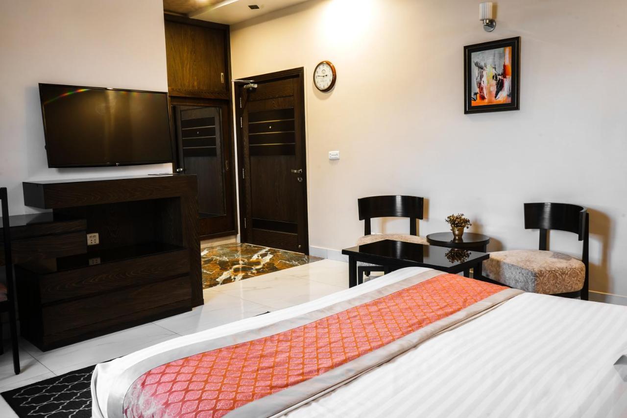 Oxygym Club Hotel & Suites Файсалабад Екстериор снимка