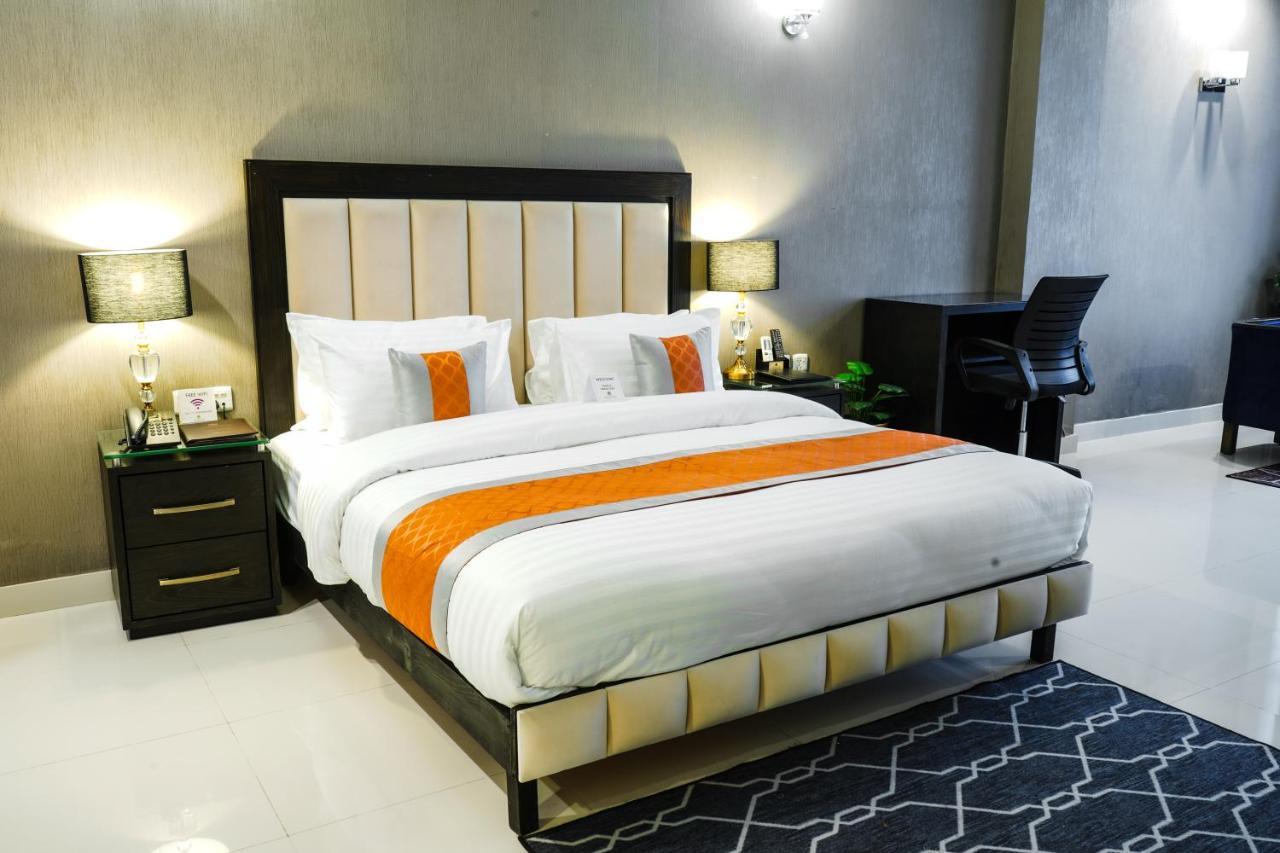 Oxygym Club Hotel & Suites Файсалабад Екстериор снимка