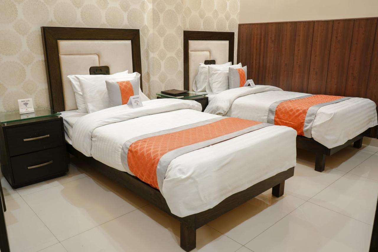 Oxygym Club Hotel & Suites Файсалабад Екстериор снимка