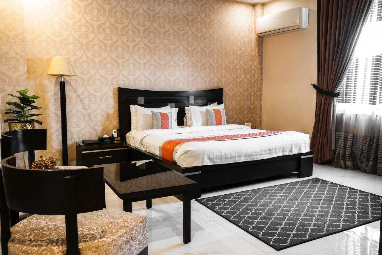 Oxygym Club Hotel & Suites Файсалабад Екстериор снимка