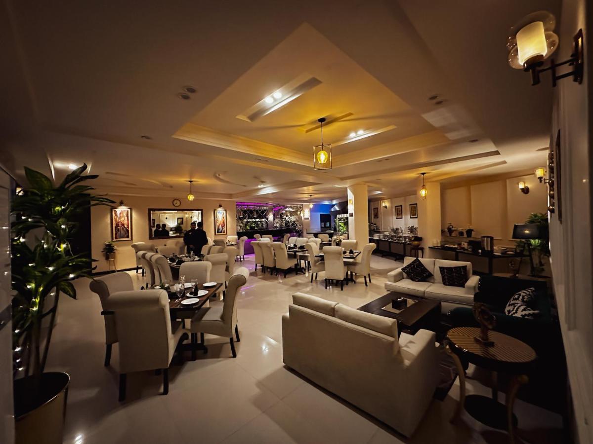 Oxygym Club Hotel & Suites Файсалабад Екстериор снимка