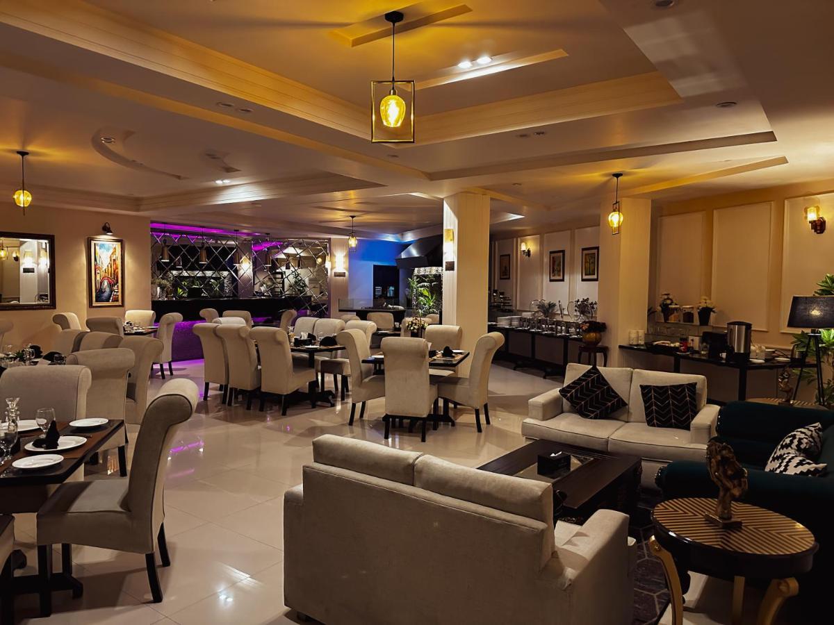 Oxygym Club Hotel & Suites Файсалабад Екстериор снимка