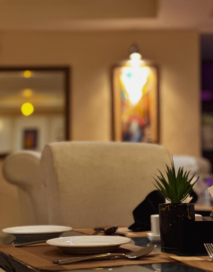 Oxygym Club Hotel & Suites Файсалабад Екстериор снимка