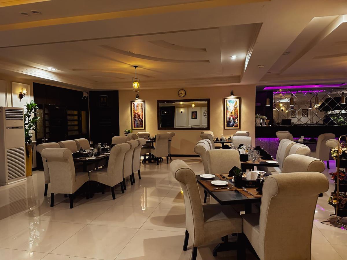 Oxygym Club Hotel & Suites Файсалабад Екстериор снимка