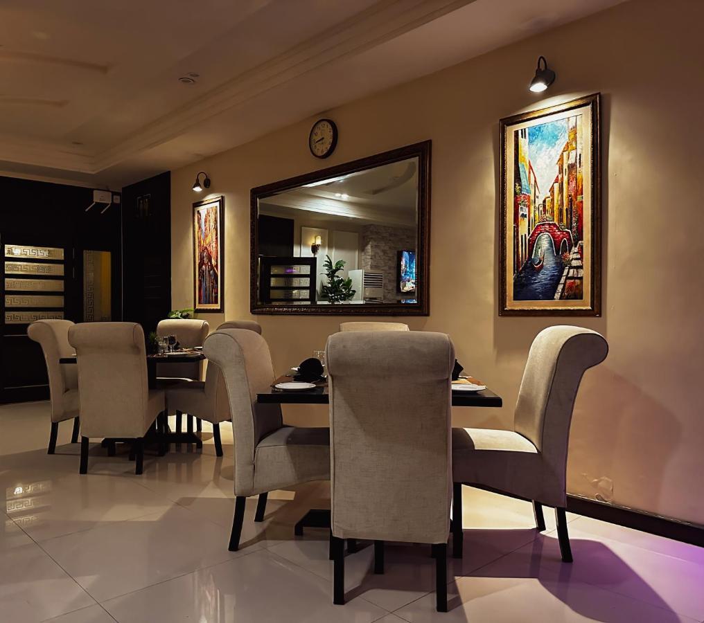 Oxygym Club Hotel & Suites Файсалабад Екстериор снимка